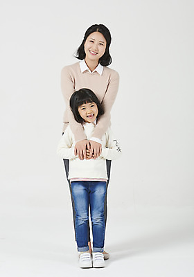 포토 JPG 스튜디오촬영 전신 응시 여자 딸 행복 어린이 가족 안기 모션 모녀 엄마 실내 사랑 서기 미소 누끼 사람 소녀 성인 두명 앞모습 캐주얼 30대 화목 다정 유치원생 한국인 청바지 편안함 흰배경 모성애 백허그 여자만 국내포토 시선 옷 감정 뷰포인트 백그라운드 컨셉 바지 관계 포옹 표정 동양인 내부 장년 흰색 감각 파일형식