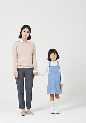 포토 JPG 스튜디오촬영 전신 응시 여자 딸 행복 어린이 가족 모션 모녀 엄마 실내 사랑 서기 미소 누끼 사람 소녀 성인 두명 앞모습 캐주얼 30대 손잡기 화목 다정 유치원생 한국인 편안함 흰배경 모성애 멜빵치마 여자만 국내포토 시선 옷 감정 뷰포인트 백그라운드 컨셉 관계 표정 동양인 내부 장년 치마 흰색 감각 멜빵 파일형식