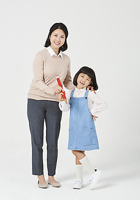 포토 JPG 스튜디오촬영 전신 응시 여자 교육 딸 행복 어린이 허리손 포즈 가족 모션 모녀 엄마 실내 사랑 서기 미소 들기 누끼 사람 소녀 성인 두명 앞모습 캐주얼 30대 연필 화목 다정 유치원생 한국인 편안함 흰배경 모성애 멜빵치마 여자만 국내포토 시선 옷 감정 뷰포인트 백그라운드 컨셉 관계 학용품 표정 동양인 내부 장년 치마 필기구 흰색 감각 멜빵 파일형식