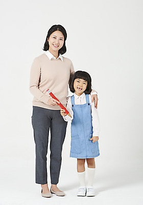 포토 JPG 스튜디오촬영 전신 여자 교육 딸 행복 어린이 가족 모션 모녀 엄마 실내 사랑 서기 들기 누끼 사람 소녀 성인 두명 앞모습 캐주얼 30대 연필 화목 다정 유치원생 한국인 편안함 흰배경 모성애 멜빵치마 여자만 어깨에손 국내포토 옷 감정 뷰포인트 백그라운드 컨셉 관계 학용품 동양인 내부 장년 치마 필기구 흰색 감각 멜빵 파일형식