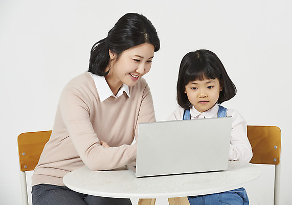 포토 JPG 스튜디오촬영 응시 여자 딸 행복 어린이 의자 가족 모션 탁자 모녀 엄마 실내 사랑 미소 누끼 사람 앉기 소녀 상반신 성인 두명 앞모습 캐주얼 30대 노트북 화목 다정 유치원생 한국인 편안함 흰배경 모성애 멜빵치마 여자만 국내포토 시선 옷 감정 뷰포인트 가구 백그라운드 컨셉 관계 표정 동양인 내부 장년 전자제품 치마 흰색 감각 멜빵 파일형식