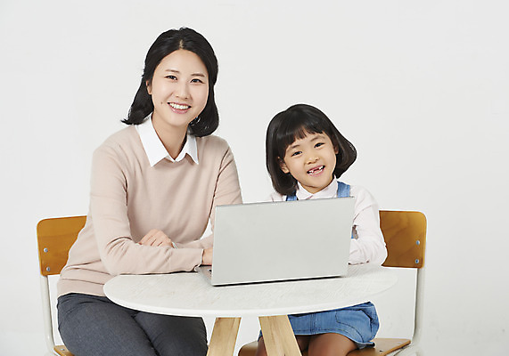 포토 JPG 스튜디오촬영 여자 딸 행복 어린이 의자 가족 모션 탁자 모녀 엄마 실내 사랑 미소 누끼 사람 앉기 소녀 상반신 성인 두명 앞모습 캐주얼 30대 노트북 화목 다정 유치원생 한국인 편안함 흰배경 모성애 멜빵치마 여자만 국내포토 옷 감정 뷰포인트 가구 백그라운드 컨셉 관계 표정 동양인 내부 장년 전자제품 치마 흰색 감각 멜빵 파일형식