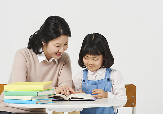 포토 JPG 스튜디오촬영 응시 여자 교육 딸 행복 어린이 의자 가족 모션 탁자 모녀 엄마 실내 사랑 미소 누끼 사람 앉기 소녀 상반신 성인 두명 앞모습 책 캐주얼 30대 화목 다정 유치원생 한국인 편안함 흰배경 모성애 가정학습 멜빵치마 책더미 여자만 국내포토 시선 옷 감정 뷰포인트 가구 백그라운드 컨셉 관계 표정 동양인 내부 장년 치마 흰색 감각 멜빵 무더기 파일형식