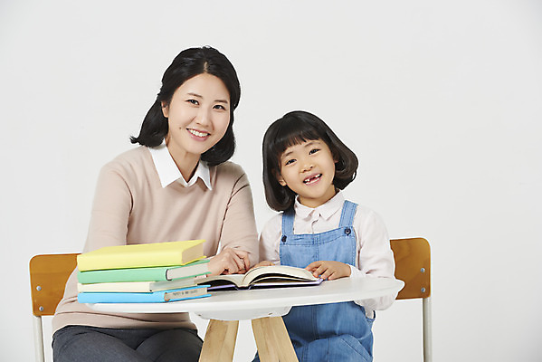 포토 JPG 스튜디오촬영 응시 여자 교육 딸 행복 어린이 가족 모션 탁자 모녀 엄마 책장 실내 사랑 미소 누끼 사람 앉기 소녀 상반신 성인 두명 앞모습 책 캐주얼 30대 화목 다정 유치원생 한국인 편안함 흰배경 모성애 가정학습 멜빵치마 여자만 국내포토 시선 옷 감정 뷰포인트 가구 백그라운드 컨셉 관계 표정 동양인 내부 장년 치마 흰색 감각 멜빵 파일형식