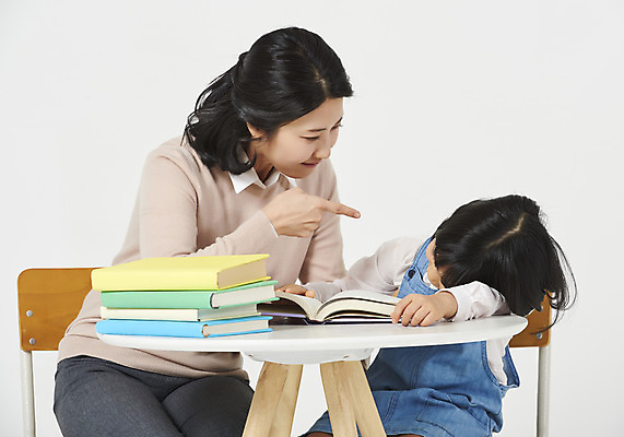 포토 JPG 스튜디오촬영 응시 여자 교육 딸 행복 어린이 엎드리기 손가락 가족 모션 탁자 모녀 엄마 실내 사랑 누끼 사람 앉기 소녀 상반신 성인 두명 앞모습 책 캐주얼 30대 화목 다정 유치원생 한국인 가리킴 편안함 책상 흰배경 모성애 가정학습 멜빵치마 책더미 여자만 국내포토 손 시선 옷 감정 뷰포인트 가구 백그라운드 컨셉 관계 동양인 손짓 내부 장년 치마 흰색 감각 멜빵 무더기 파일형식