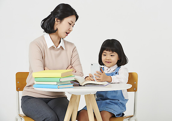포토 JPG 스튜디오촬영 응시 여자 교육 딸 행복 어린이 의자 가족 모션 탁자 모녀 엄마 실내 사랑 미소 누끼 사람 앉기 소녀 상반신 성인 두명 앞모습 책 캐주얼 30대 스마트폰 팔짱 화목 다정 유치원생 한국인 편안함 흰배경 모성애 불만 멜빵치마 책더미 여자만 국내포토 시선 옷 감정 뷰포인트 가구 백그라운드 컨셉 관계 표정 동양인 내부 장년 핸드폰 스마트기기 치마 흰색 감각 멜빵 무더기 파일형식