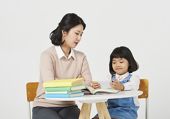 포토 JPG 스튜디오촬영 응시 여자 교육 딸 행복 어린이 의자 가족 모션 탁자 모녀 엄마 실내 사랑 미소 누끼 사람 앉기 소녀 상반신 성인 두명 앞모습 책 캐주얼 30대 스마트폰 팔짱 화목 다정 유치원생 한국인 편안함 흰배경 모성애 불만 멜빵치마 책더미 여자만 국내포토 시선 옷 감정 뷰포인트 가구 백그라운드 컨셉 관계 표정 동양인 내부 장년 핸드폰 스마트기기 치마 흰색 감각 멜빵 무더기 파일형식