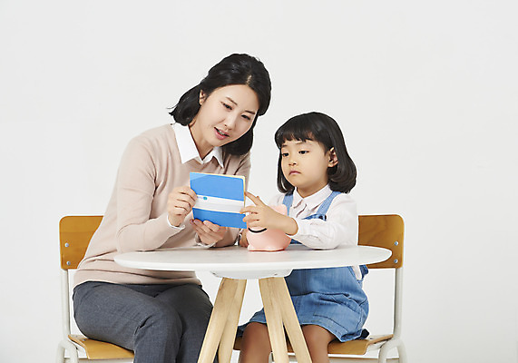 포토 JPG 스튜디오촬영 응시 여자 교육 딸 행복 어린이 의자 가족 모션 탁자 모녀 엄마 실내 사랑 누끼 사람 앉기 소녀 상반신 성인 두명 앞모습 캐주얼 30대 화목 다정 유치원생 한국인 돼지저금통 편안함 흰배경 통장 모성애 멜빵치마 여자만 금융의날 국내포토 시선 옷 감정 뷰포인트 가구 백그라운드 컨셉 관계 동양인 내부 장년 금융 치마 저금통 흰색 감각 멜빵 파일형식 법정기념일