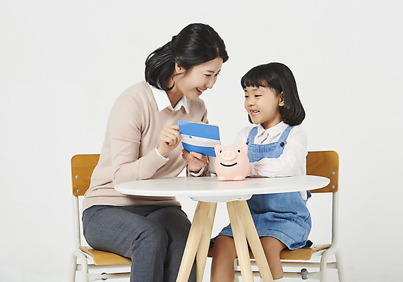 포토 JPG 스튜디오촬영 응시 여자 교육 딸 행복 어린이 의자 모션 탁자 모녀 엄마 실내 사랑 미소 누끼 사람 앉기 소녀 상반신 성인 두명 앞모습 캐주얼 30대 화목 다정 유치원생 한국인 돼지저금통 편안함 흰배경 통장 모성애 멜빵치마 여자만 금융의날 국내포토 시선 옷 감정 뷰포인트 가구 백그라운드 컨셉 가족 표정 동양인 내부 장년 금융 치마 저금통 흰색 감각 멜빵 파일형식 법정기념일