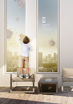 전신 PSD 편집이미지 남자 어린이 거실 의자 창문 집안 실내 한명 서기 사람 뒷모습 소파 환경 회색 한국인 가리킴 도시 환경오염 오염 뿌연 답답함 소년한명만 미세먼지 이미지편집 1 뷰포인트 컬러 가구 컨셉 모션 동양인 손짓 내부 감각 먼지 남자한명만 소년만 파일형식