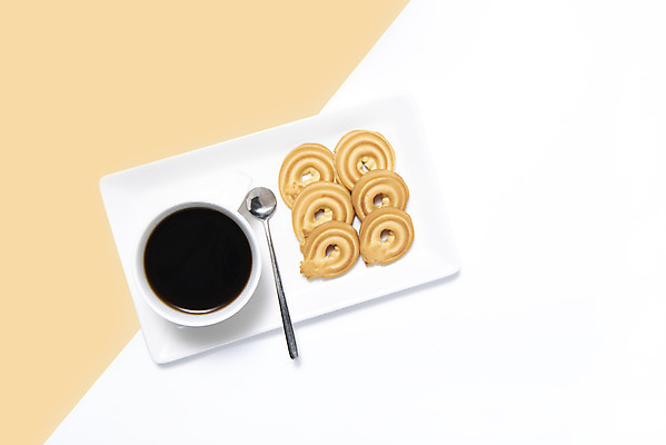 포토 JPG 스튜디오촬영 티타임 실내 누끼 사람없음 하이앵글 쿠키 카페 커피잔 티스푼 오브젝트 흰배경 원두커피 아메리카노 버터링쿠키 플랫레이 국내포토 커피 뷰포인트 백그라운드 휴식 디저트 잔 내부 상점 숟가락 흰색 플랫 파일형식