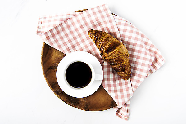 포토 JPG 스튜디오촬영 접시 티타임 실내 누끼 사람없음 하이앵글 카페 커피잔 크루아상 천 오브젝트 흰배경 원두커피 아메리카노 플랫레이 국내포토 식기 커피 빵 뷰포인트 백그라운드 휴식 잔 내부 상점 흰색 직물 플랫 파일형식