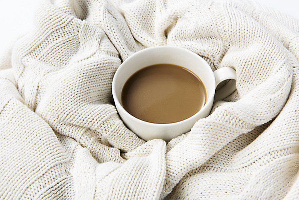 포토 JPG 스튜디오촬영 겨울 티타임 실내 따뜻함 누끼 사람없음 카페 커피잔 스웨터 오브젝트 니트 믹스커피 국내포토 계절 커피 상의 휴식 잔 내부 상점 파일형식