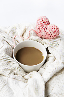 포토 JPG 스튜디오촬영 겨울 티타임 실내 따뜻함 사랑 누끼 사람없음 카페 하트 뜨개질 커피잔 스웨터 오브젝트 니트 믹스커피 국내포토 모양 계절 감정 커피 상의 휴식 잔 취미 내부 상점 파일형식