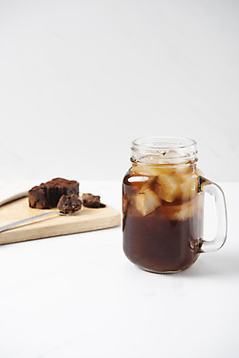 포토 JPG 스튜디오촬영 티타임 도마 실내 누끼 사람없음 얼음 카페 차가움 오브젝트 흰배경 아이스커피 브라우니 콜드브루 국내포토 자연요소 커피 백그라운드 주방용품 휴식 디저트 내부 상점 흰색 파일형식