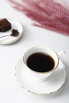 포토 JPG 스튜디오촬영 티타임 실내 누끼 사람없음 카페 커피잔 오브젝트 흰배경 원두커피 아메리카노 브라우니 핑크뮬리 국내포토 식물 커피 백그라운드 휴식 디저트 잔 내부 상점 흰색 파일형식