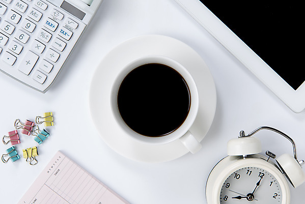 포토 JPG 스튜디오촬영 티타임 실내 누끼 사람없음 하이앵글 태블릿 카페 계산기 자명종 커피잔 오브젝트 흰배경 원두커피 아메리카노 플랫레이 국내포토 커피 뷰포인트 시계 백그라운드 휴식 문구용품 잔 내부 전자제품 스마트기기 상점 장비 알람 흰색 플랫 파일형식