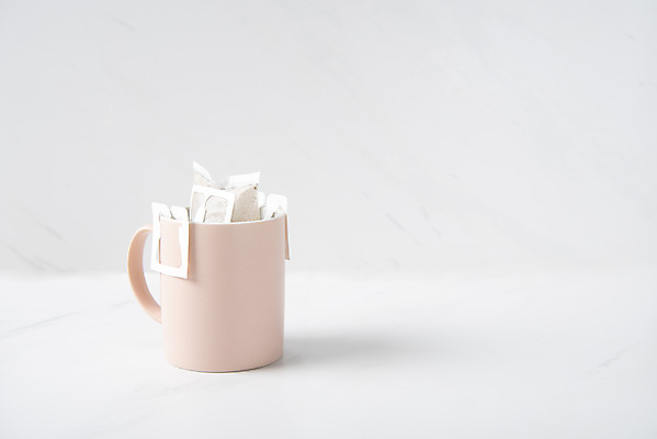 포토 JPG 스튜디오촬영 티타임 실내 누끼 사람없음 카페 머그컵 오브젝트 흰배경 드립커피 드립백 국내포토 커피 백그라운드 휴식 내부 컵 상점 흰색 파일형식