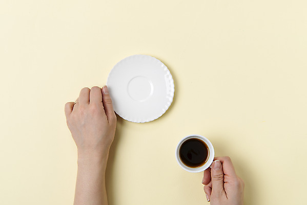 포토 JPG 스튜디오촬영 손 티타임 실내 누끼 20대 신체부위 하이앵글 카페 한국인 잡기 커피잔 오브젝트 원두커피 아메리카노 노란배경 플랫레이 국내포토 커피 뷰포인트 백그라운드 모션 휴식 잔 사람 동양인 청년 내부 노란색 상점 플랫 파일형식