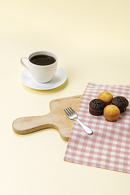 포토 JPG 스튜디오촬영 포크 티타임 도마 실내 누끼 사람없음 카페 커피잔 천 오브젝트 원두커피 머핀 아메리카노 국내포토 식기 커피 빵 주방용품 휴식 잔 내부 상점 직물 파일형식