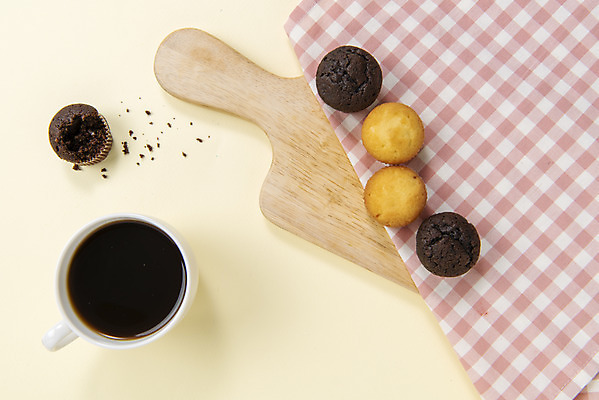 포토 JPG 스튜디오촬영 티타임 도마 실내 누끼 사람없음 하이앵글 카페 커피잔 천 오브젝트 원두커피 머핀 아메리카노 노란배경 플랫레이 국내포토 커피 빵 뷰포인트 백그라운드 주방용품 휴식 잔 내부 노란색 상점 직물 플랫 파일형식