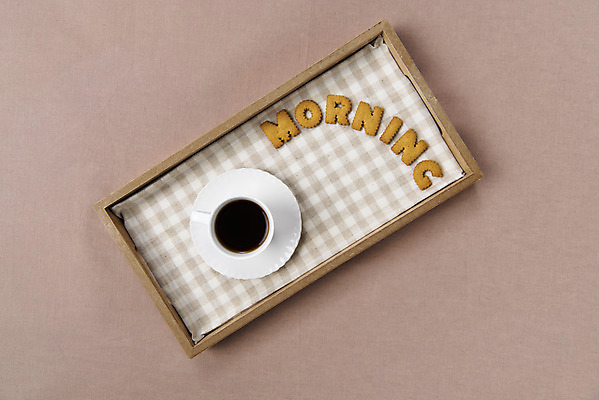 포토 JPG 스튜디오촬영 접시 알파벳 영어 티타임 실내 누끼 사람없음 하이앵글 쿠키 카페 커피잔 오브젝트 원두커피 아메리카노 플랫레이 분홍색배경 국내포토 문자 식기 커피 뷰포인트 분홍색 백그라운드 휴식 디저트 잔 내부 상점 플랫 파일형식