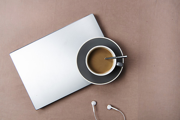 포토 JPG 스튜디오촬영 이어폰 티타임 실내 누끼 사람없음 노트북 하이앵글 음악감상 카페 커피잔 티스푼 오브젝트 플랫레이 믹스커피 국내포토 커피 뷰포인트 음향기기 휴식 잔 내부 전자제품 상점 숟가락 감상 플랫 파일형식