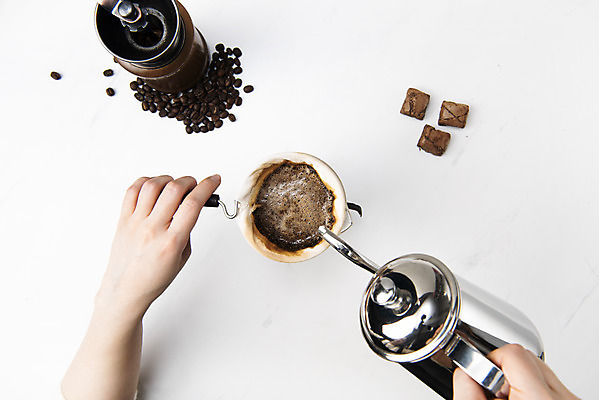 포토 JPG 스튜디오촬영 손 커피 티타임 실내 누끼 20대 신체부위 하이앵글 쿠키 카페 한국인 원두 잡기 커피잔 오브젝트 흰배경 바리스타 그라인더 분쇄기 플랫레이 국내포토 직업 음료 뷰포인트 백그라운드 모션 휴식 디저트 잔 사람 동양인 청년 내부 상점 흰색 플랫 커피용품 파일형식