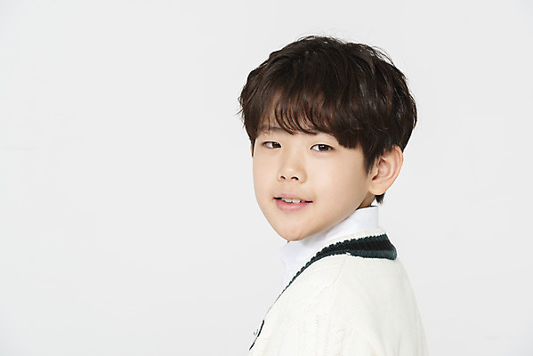 포토 JPG 스튜디오촬영 학생 응시 교육 남자 어린이라이프 초등학생 어린이 남학생 학교 모션 실내 한명 미소 사람 근접촬영 소년 상반신 옆모습 10대 한국인 뒤돌아보기 흰배경 학원 소년한명만 국내포토 1 라이프스타일 시선 뷰포인트 백그라운드 청소년 표정 동양인 내부 흰색 남자한명만 소년만 파일형식