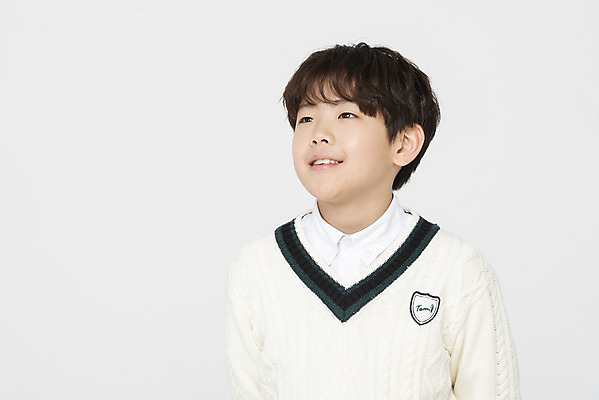 포토 JPG 스튜디오촬영 학생 응시 교육 남자 어린이라이프 초등학생 어린이 남학생 학교 모션 실내 한명 미소 사람 소년 상반신 앞모습 10대 한국인 흰배경 학원 멀리보기 소년한명만 국내포토 1 라이프스타일 시선 뷰포인트 백그라운드 청소년 표정 동양인 내부 흰색 남자한명만 소년만 파일형식