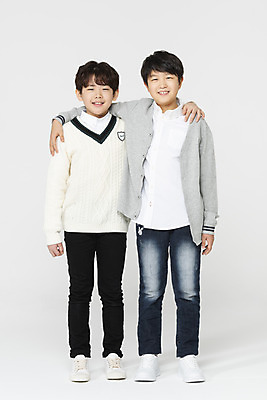 포토 JPG 스튜디오촬영 전신 학생 응시 교육 남자 어린이라이프 초등학생 어린이 학교 모션 어깨동무 실내 서기 미소 사람 두명 앞모습 10대 친구 한국인 흰배경 학원 십대남자만 국내포토 라이프스타일 시선 뷰포인트 포즈 백그라운드 관계 청소년 표정 동양인 내부 흰색 남자만 십대만 파일형식