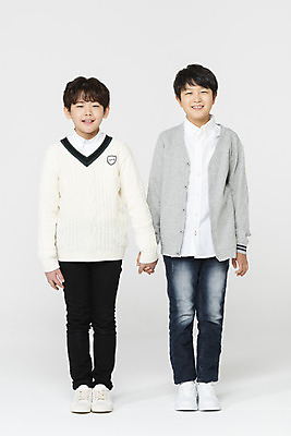 포토 JPG 스튜디오촬영 전신 학생 응시 교육 남자 어린이라이프 초등학생 어린이 학교 모션 실내 서기 미소 사람 두명 앞모습 10대 친구 손잡기 한국인 흰배경 학원 십대남자만 국내포토 라이프스타일 시선 뷰포인트 백그라운드 관계 청소년 표정 동양인 내부 흰색 남자만 십대만 파일형식