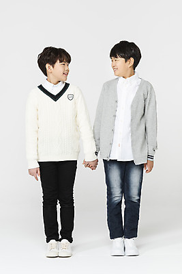 포토 JPG 스튜디오촬영 전신 학생 응시 교육 남자 어린이라이프 초등학생 어린이 학교 모션 실내 서기 미소 사람 두명 앞모습 10대 친구 마주보기 손잡기 한국인 흰배경 학원 십대남자만 국내포토 라이프스타일 시선 뷰포인트 백그라운드 관계 청소년 표정 동양인 내부 흰색 남자만 십대만 파일형식