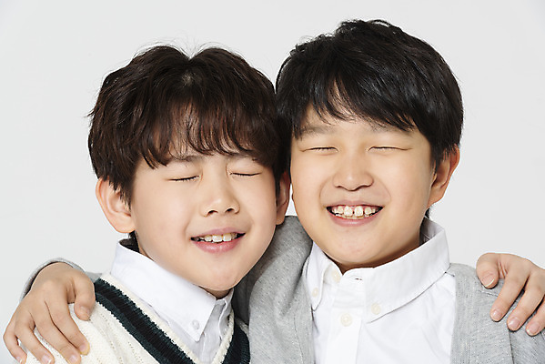 포토 JPG 스튜디오촬영 학생 교육 남자 어린이라이프 초등학생 어린이 학교 모션 어깨동무 실내 미소 사람 근접촬영 상반신 두명 앞모습 10대 친구 눈감음 한국인 흰배경 학원 십대남자만 국내포토 라이프스타일 뷰포인트 포즈 백그라운드 관계 청소년 표정 동양인 내부 흰색 남자만 십대만 파일형식