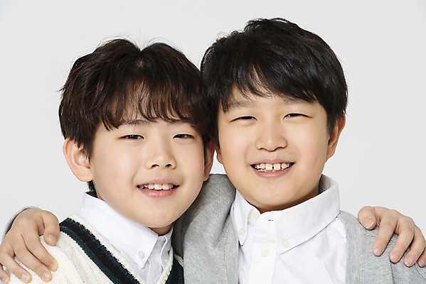 포토 JPG 스튜디오촬영 학생 응시 교육 남자 어린이라이프 초등학생 어린이 학교 모션 어깨동무 실내 미소 사람 근접촬영 상반신 두명 앞모습 10대 친구 한국인 흰배경 학원 십대남자만 국내포토 라이프스타일 시선 뷰포인트 포즈 백그라운드 관계 청소년 표정 동양인 내부 흰색 남자만 십대만 파일형식