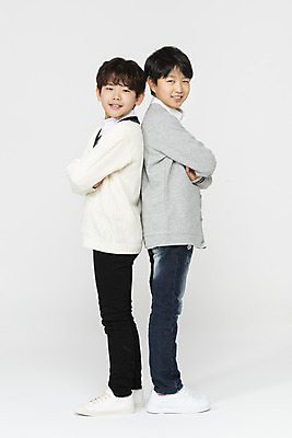 포토 JPG 스튜디오촬영 전신 학생 응시 교육 남자 어린이라이프 초등학생 어린이 학교 모션 실내 서기 미소 사람 두명 옆모습 10대 친구 팔짱 한국인 등맞대기 흰배경 학원 십대남자만 국내포토 라이프스타일 시선 뷰포인트 백그라운드 관계 청소년 표정 동양인 내부 흰색 남자만 십대만 파일형식