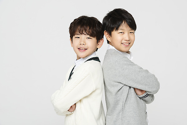 포토 JPG 스튜디오촬영 학생 응시 교육 남자 어린이라이프 초등학생 어린이 학교 모션 실내 미소 사람 상반신 두명 옆모습 10대 친구 팔짱 한국인 등맞대기 흰배경 학원 십대남자만 국내포토 라이프스타일 시선 뷰포인트 백그라운드 관계 청소년 표정 동양인 내부 흰색 남자만 십대만 파일형식