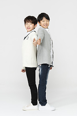 포토 JPG 스튜디오촬영 전신 학생 응시 교육 남자 어린이라이프 초등학생 어린이 학교 모션 실내 서기 미소 사람 손짓 두명 옆모습 10대 친구 한국인 엄지손가락 등맞대기 최고 흰배경 학원 십대남자만 국내포토 라이프스타일 시선 뷰포인트 백그라운드 손가락 관계 청소년 표정 동양인 내부 흰색 남자만 십대만 파일형식