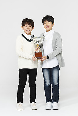 포토 JPG 스튜디오촬영 전신 학생 응시 교육 남자 어린이라이프 초등학생 어린이 학교 모션 실내 서기 미소 들기 사람 두명 앞모습 10대 친구 한국인 트로피 흰배경 학원 십대남자만 국내포토 라이프스타일 시선 뷰포인트 백그라운드 관계 청소년 표정 동양인 내부 흰색 상_우승 남자만 십대만 파일형식