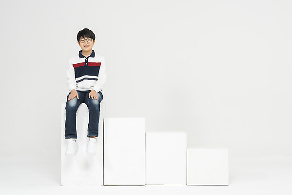포토 JPG 스튜디오촬영 전신 학생 응시 교육 남자 어린이라이프 초등학생 어린이 남학생 학교 모션 실내 한명 미소 사람 앉기 소년 앞모습 10대 계단 한국인 정상 흰배경 학원 소년한명만 국내포토 1 라이프스타일 시선 뷰포인트 백그라운드 청소년 표정 동양인 내부 흰색 남자한명만 소년만 파일형식