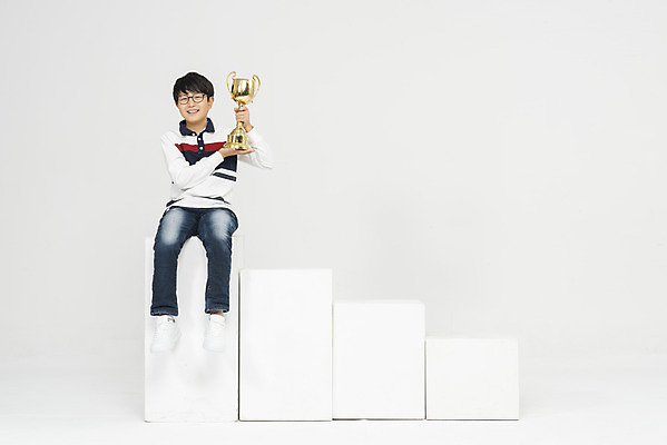 포토 JPG 스튜디오촬영 전신 학생 응시 교육 남자 어린이라이프 초등학생 어린이 남학생 학교 모션 실내 한명 미소 들기 사람 앉기 소년 앞모습 10대 계단 한국인 우승 정상 트로피 흰배경 학원 소년한명만 국내포토 1 라이프스타일 시선 뷰포인트 백그라운드 청소년 표정 동양인 내부 흰색 최고 상_우승 남자한명만 소년만 파일형식