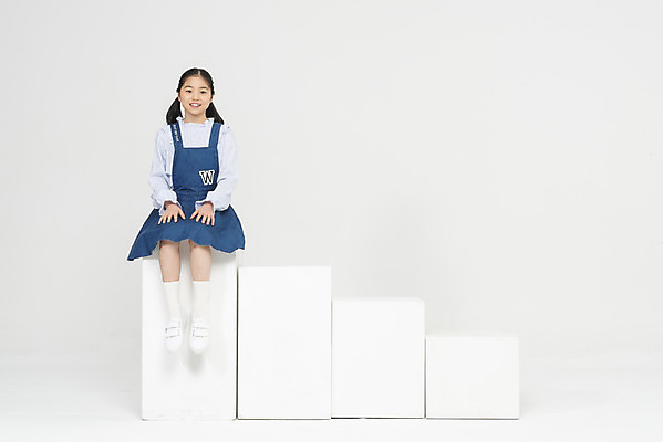 포토 JPG 스튜디오촬영 전신 학생 응시 여학생 여자 교육 어린이라이프 초등학생 어린이 학교 모션 실내 한명 미소 사람 앉기 앞모습 10대 계단 한국인 정상 흰배경 학원 소녀한명만 국내포토 1 라이프스타일 시선 뷰포인트 백그라운드 청소년 표정 동양인 내부 흰색 여자한명만 소녀만 파일형식