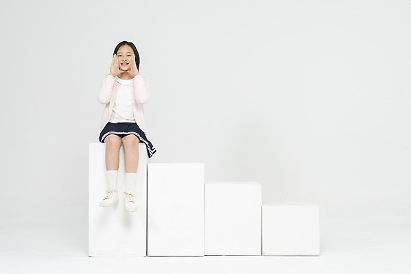 포토 JPG 스튜디오촬영 전신 학생 응시 여학생 여자 교육 어린이라이프 초등학생 어린이 학교 모션 실내 한명 미소 사람 앉기 손짓 앞모습 10대 계단 외침 한국인 정상 흰배경 학원 소녀한명만 국내포토 1 라이프스타일 시선 뷰포인트 백그라운드 청소년 표정 동양인 내부 소리 흰색 여자한명만 소녀만 파일형식