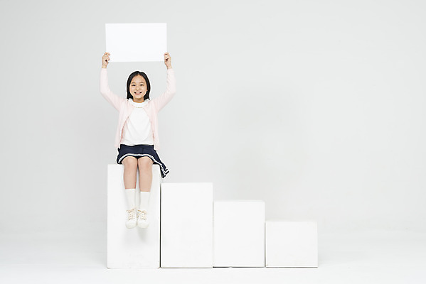 포토 JPG 스튜디오촬영 전신 학생 배너 여학생 여자 교육 어린이라이프 초등학생 어린이 학교 모션 사각프레임 실내 한명 미소 들기 사람 앉기 앞모습 10대 계단 한국인 정상 흰배경 학원 소녀한명만 국내포토 1 라이프스타일 뷰포인트 백그라운드 청소년 프레임 표정 동양인 내부 사각형 흰색 여자한명만 소녀만 파일형식