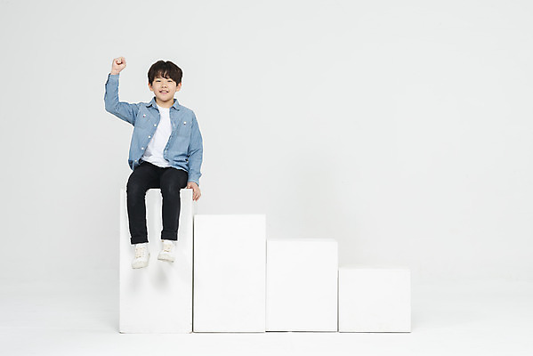 포토 JPG 스튜디오촬영 전신 학생 교육 남자 어린이라이프 초등학생 어린이 남학생 학교 모션 실내 한명 미소 사람 앉기 소년 앞모습 10대 계단 파이팅 주먹 한국인 정상 흰배경 학원 소년한명만 국내포토 1 라이프스타일 뷰포인트 백그라운드 청소년 표정 동양인 내부 흰색 남자한명만 소년만 파일형식