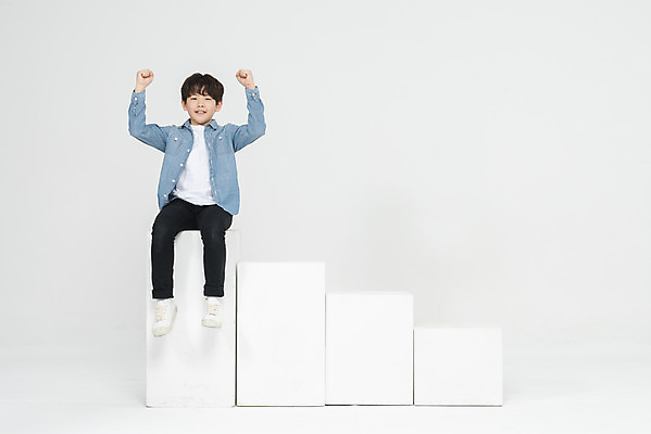 포토 JPG 스튜디오촬영 전신 학생 교육 남자 어린이라이프 초등학생 어린이 남학생 학교 모션 실내 한명 미소 사람 앉기 소년 앞모습 10대 계단 파이팅 주먹 한국인 정상 흰배경 학원 소년한명만 국내포토 1 라이프스타일 뷰포인트 백그라운드 청소년 표정 동양인 내부 흰색 남자한명만 소년만 파일형식