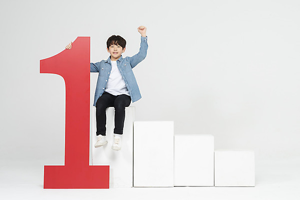 포토 JPG 스튜디오촬영 전신 1 학생 교육 남자 어린이라이프 초등학생 어린이 남학생 학교 모션 실내 한명 미소 사람 앉기 소년 앞모습 10대 숫자 계단 파이팅 주먹 한국인 우승 정상 흰배경 학원 소년한명만 국내포토 문자 라이프스타일 뷰포인트 백그라운드 청소년 표정 동양인 내부 흰색 최고 남자한명만 소년만 파일형식