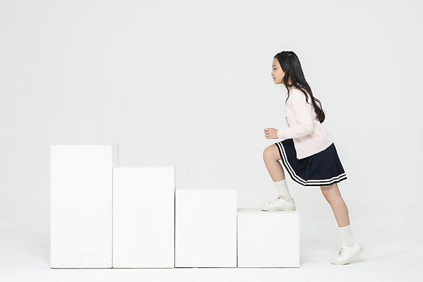 포토 JPG 스튜디오촬영 전신 학생 여학생 여자 교육 어린이라이프 초등학생 어린이 학교 모션 실내 한명 사람 옆모습 10대 계단 한국인 흰배경 오르기 학원 소녀한명만 국내포토 1 라이프스타일 뷰포인트 백그라운드 청소년 동양인 내부 흰색 여자한명만 소녀만 파일형식