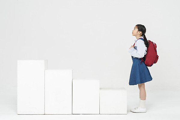 포토 JPG 스튜디오촬영 전신 학생 응시 여학생 여자 교육 어린이라이프 초등학생 어린이 학교 모션 스트레스 책가방 실내 한명 서기 사람 옆모습 10대 계단 한국인 올려보기 고민 신학기 입학 흰배경 학원 소녀한명만 국내포토 1 라이프스타일 시선 감정 뷰포인트 백그라운드 가방 청소년 동양인 내부 흰색 여자한명만 소녀만 파일형식