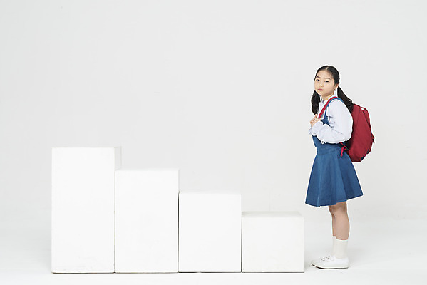 포토 JPG 스튜디오촬영 전신 학생 여학생 여자 교육 어린이라이프 초등학생 어린이 학교 모션 스트레스 책가방 실내 한명 서기 사람 옆모습 10대 계단 한국인 좌절 고민 신학기 입학 흰배경 학원 소녀한명만 국내포토 1 라이프스타일 감정 뷰포인트 백그라운드 컨셉 가방 청소년 동양인 내부 흰색 여자한명만 소녀만 파일형식